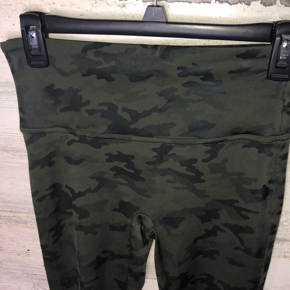 SPANX camo leggings in matte black camo size medium camo gym active leggings​​ - Picture 3 of 6